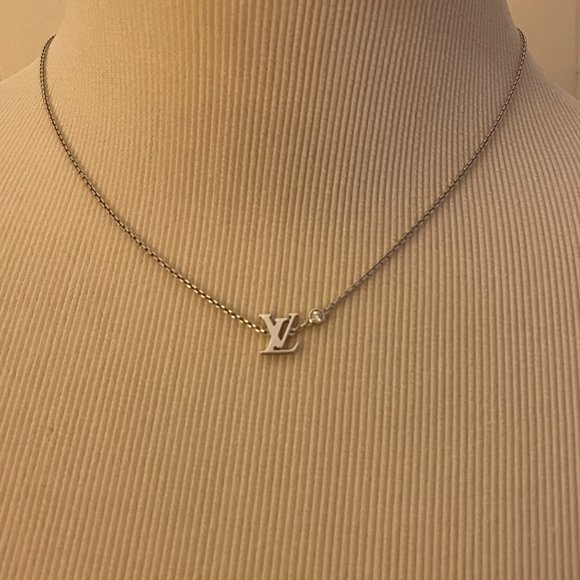 Louis Vuitton IDYLLE BLOSSOM LV PENDANT, WHITE GOLD AND DIAMOND - Picture 7 of 13